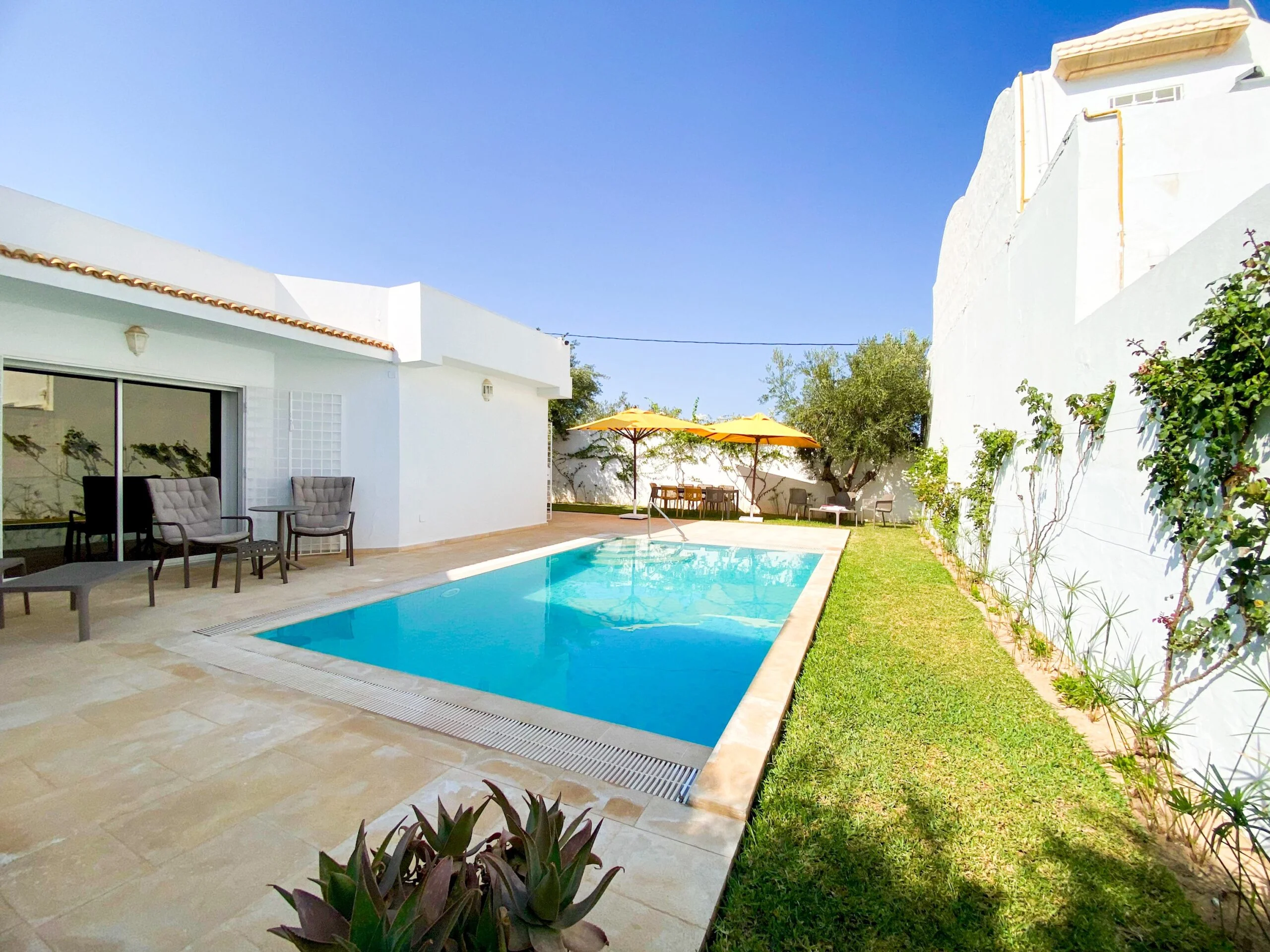 How much does an Airbnb earn in Hammamet? DIY vs The Landlord real figures (2026)