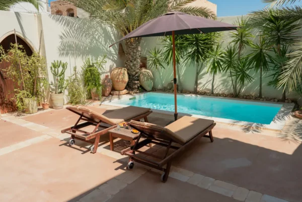 Djerbahood Erriadh : patio d’une maison traditionnelle avec piscine privée à Djerba